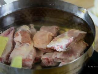 1、红烧排骨炖土豆—这样炖的排骨我能吃一锅,排骨冷水入锅,加入料酒、姜片,烧开撇去浮沫后捞出备用。