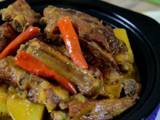 9、红烧排骨炖土豆—这样炖的排骨我能吃一锅,装盘,排骨和土豆的香味四溢而出,颜色浓淡相宜,看上去就很勾引食欲有木有~