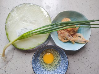 1、冬瓜鸡蛋汤,首先我们准备好所有食材