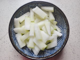 2、冬瓜鸡蛋汤,冬瓜去皮去瓤，洗净之后切成小块