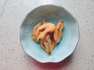 3、冬瓜鸡蛋汤,虾干用温开水洗净，剪去虾枪虾须