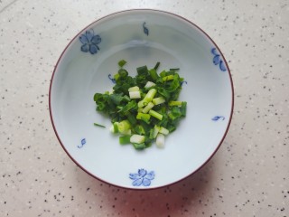 4、冬瓜鸡蛋汤,小葱洗净之后切碎