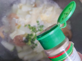 18、冬瓜鸡蛋汤,加少许胡椒粉，搅拌均匀即可