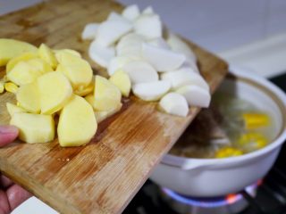 4、玉米大骨汤,10.用中火烧开3-4分钟后，下萝卜和土豆。