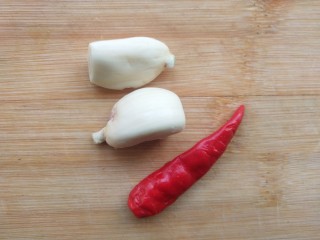 3、蒜香蒸茄子,准备小米辣和蒜瓣