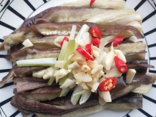 5、蒜香蒸茄子,放在茄子上