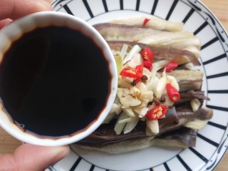 8、蒜香蒸茄子,撒上味极鲜和酱油的混合液