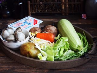 1、十味  海鲜（白蚬子）豆腐大酱汤,主要食材，白蚬子、豆腐、蔬菜等。