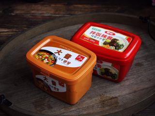 2、十味  海鲜（白蚬子）豆腐大酱汤,主要汤料，大酱和辣椒酱。