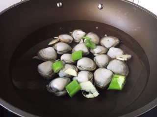 4、十味  海鲜（白蚬子）豆腐大酱汤,锅里放入适量的水，放入白蚬子、适量的葱姜，少许的料酒，大火煮开。