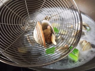 5、十味  海鲜（白蚬子）豆腐大酱汤,煮至白蚬子口张开捞出来。