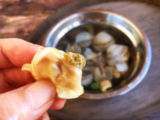 6、十味  海鲜（白蚬子）豆腐大酱汤,去掉沙袋。