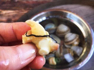 7、十味  海鲜（白蚬子）豆腐大酱汤,去掉黑边。