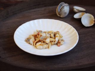 8、十味  海鲜（白蚬子）豆腐大酱汤,将所有的白蚬子剥成蚬子肉备用。
