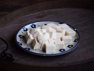 10、十味  海鲜（白蚬子）豆腐大酱汤,将豆腐切成丁，沥一下水，备用。