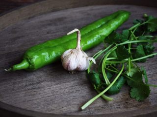 11、十味  海鲜（白蚬子）豆腐大酱汤,辅助食材，蒜2粒、青椒一小段、香菜少许。