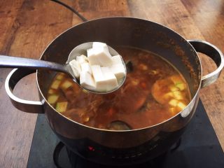 16、十味  海鲜（白蚬子）豆腐大酱汤,然后放入豆腐，煮开。