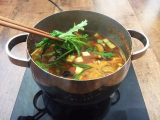 18、十味  海鲜（白蚬子）豆腐大酱汤,放入茼蒿。