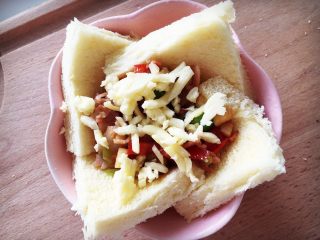 10、小芽早餐-法式吐司披萨盏 ,上面再撒一层奶酪芝士，也可以加少许胡椒粉和罗勒叶