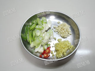 3、葱爆羊肉,大葱切斜刀片,红椒切小片,生姜、大蒜切碎。