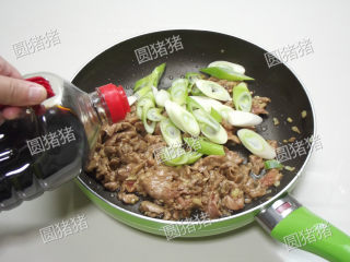 6、葱爆羊肉,炒至羊肉全部转色,加入大葱,生抽,鸡精。