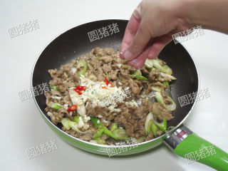 8、葱爆羊肉,爆炒约20秒,临出锅时再加入盐翻炒均匀即可出锅。