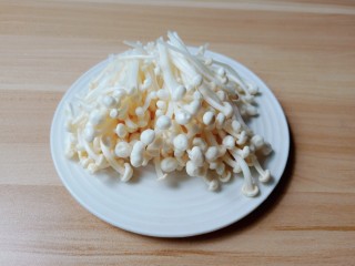 2、金针菇牛肉卷,金针菇一切为二。