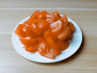 5、金针菇牛肉卷,番茄清洗好对半切开，然后切成薄片。