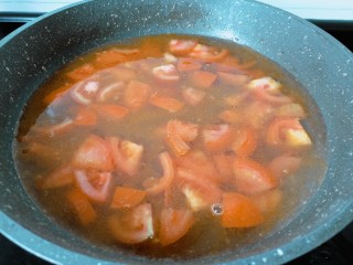 7、金针菇牛肉卷,番茄炒出汤汁加清水。