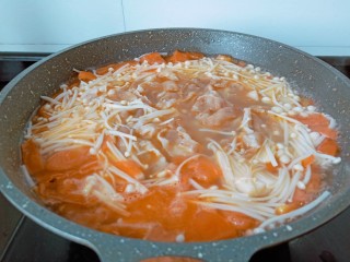 9、金针菇牛肉卷,加入金针菇煮熟再下肥牛卷。