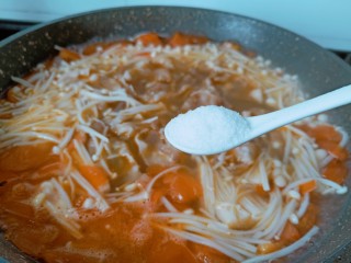 10、金针菇牛肉卷,加一勺盐调味。