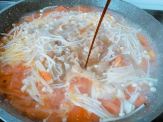 11、金针菇牛肉卷,加一勺生抽。