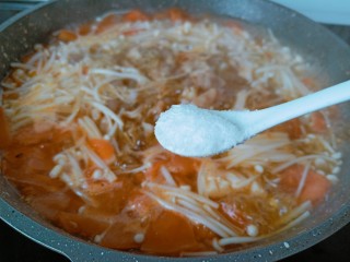 12、金针菇牛肉卷,加一点点的鸡精。