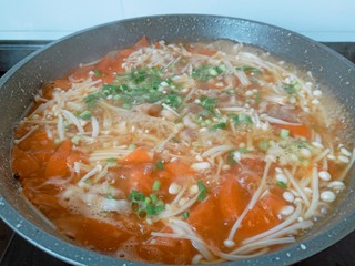 13、金针菇牛肉卷,撒点葱花拌均匀关火。