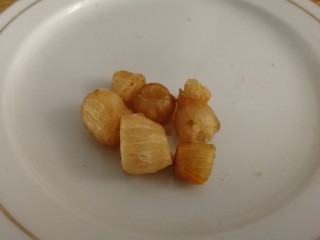 1、瑶柱萝卜汤,瑶柱俗称干贝,是多种贝类闭壳肌干制品的总称。