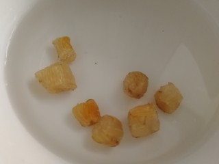2、瑶柱萝卜汤,清水干净,温水提前泡软,中途换一次水。其味道鲜美,被誉为“海八珍”之一,有“海鲜极品”的美誉。