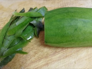 3、瑶柱萝卜汤,青萝卜半个,去皮。