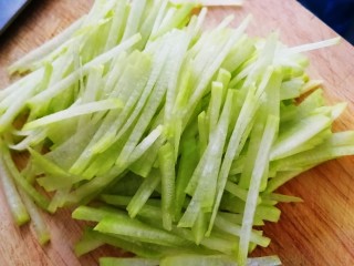 4、瑶柱萝卜汤,切丝。