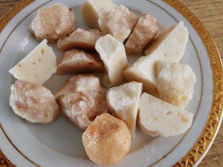 6、瑶柱萝卜汤,切块儿。