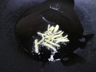 7、瑶柱萝卜汤,热锅凉油,放入姜丝,文火炒香。