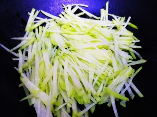 8、瑶柱萝卜汤,放入萝卜丝。