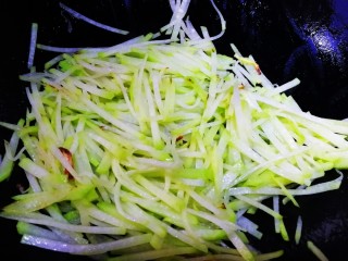 9、瑶柱萝卜汤,文火翻炒均匀,炒掉少许水汽,把萝卜丝微微炒软。