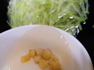 11、瑶柱萝卜汤,倒入瑶柱和泡瑶柱的水,文火煮开。