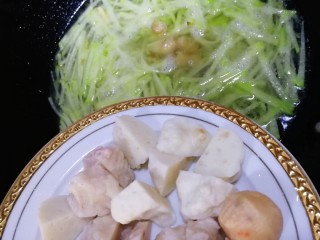 12、瑶柱萝卜汤,放入鱼丸。