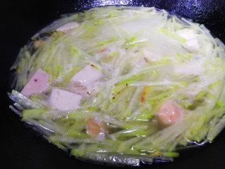 13、瑶柱萝卜汤,文火煮鱼丸飘起,中小火煮15分钟。