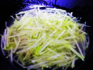 10、瑶柱萝卜汤,加入适量的开水,文火煮开。