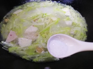 14、瑶柱萝卜汤,加半小勺盐,增味儿。
