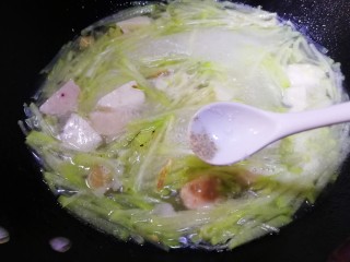 15、瑶柱萝卜汤,加少许白胡椒粉增香,文火煮2分钟即可。