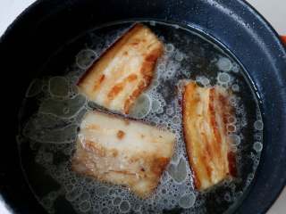 4、黄花菜扣肉,放入五花肉段翻炒几下，也可以不用翻炒，锅冷却一会儿，倒入清水，放入肉也可以的；