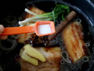 7、黄花菜扣肉,加入1勺盐，闷大约10分钟；